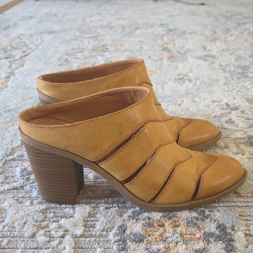 Dolce Vita Tan Leather Block Heel Mules